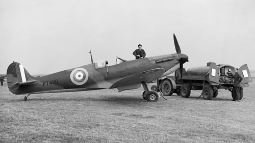 Groundcrew_refuelling_Spitfire_Mk_IIa_P7420_of_No_19_Squadron_BoBA (1)